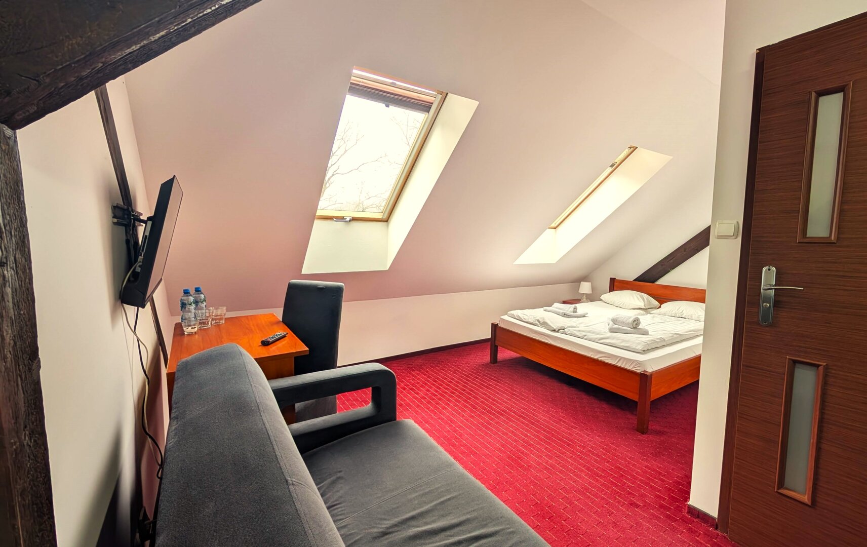  Pokój z łóżkiem małżeńskim i sofą (nr 8)