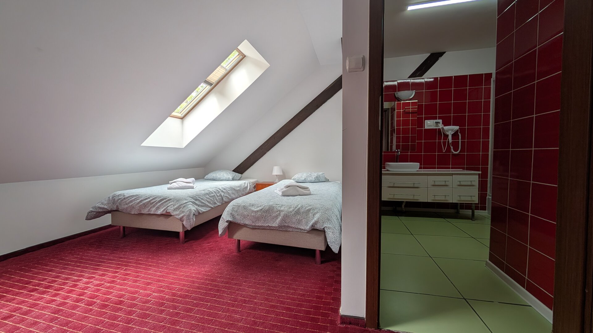  Pokój z łóżkiem małżeńskim i sofą (nr 8)