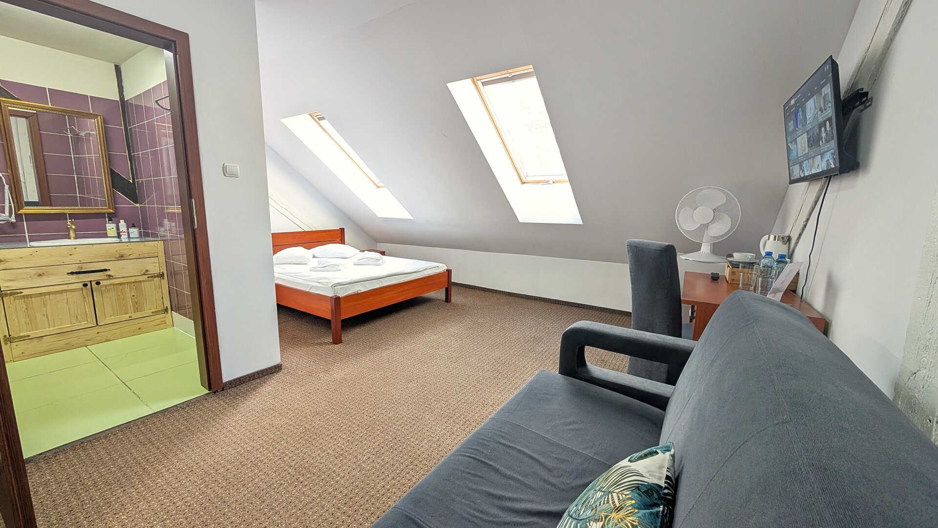 Pokój z łóżkiem małżeńskim i sofą (nr 6)